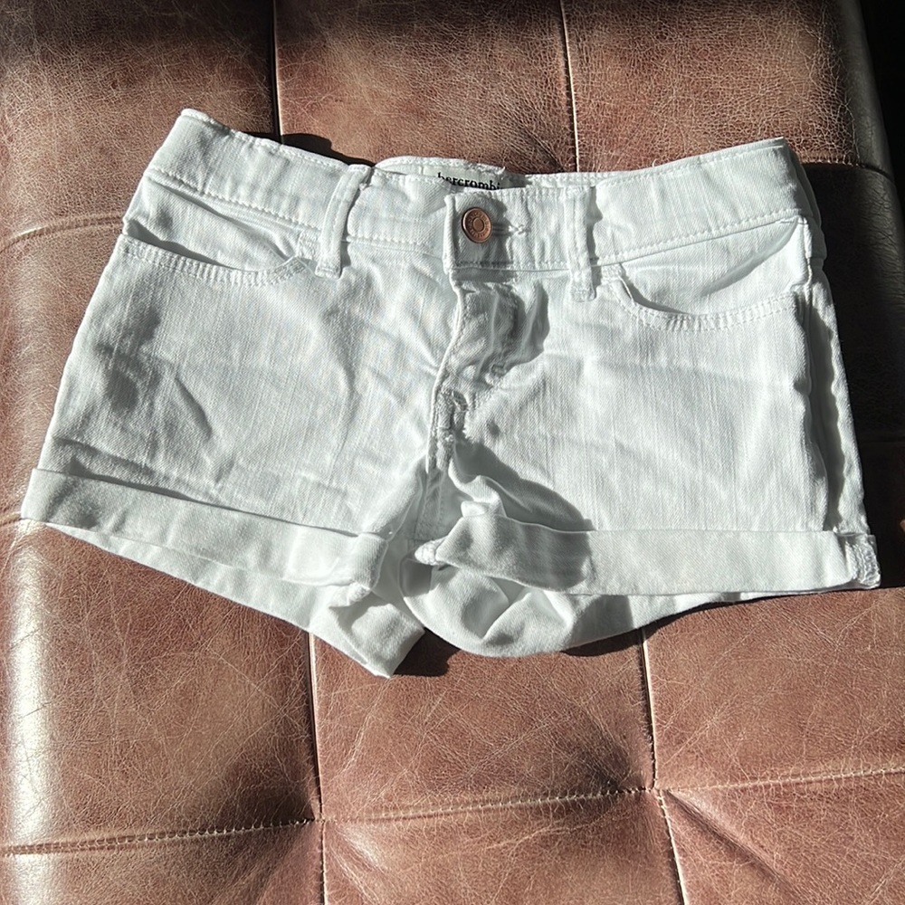 Adorable Abercrombie kids white rolled hem shortie